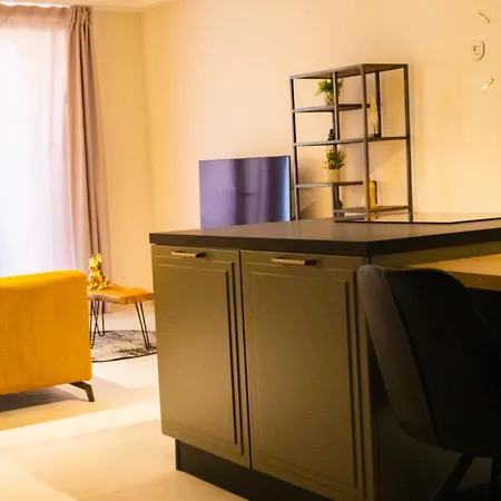 Apartmán Chic With Balcony & Side Sea Views- 3 *