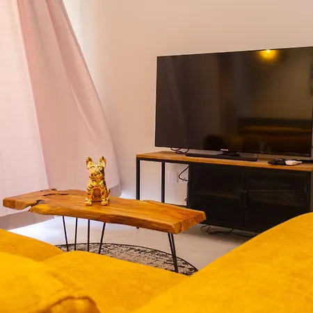 Apartmán Chic With Balcony & Side Sea Views- 3