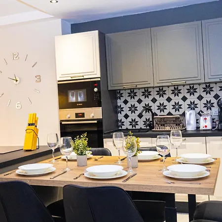 Chic With Balcony & Side Sea Views- 3 Sliema