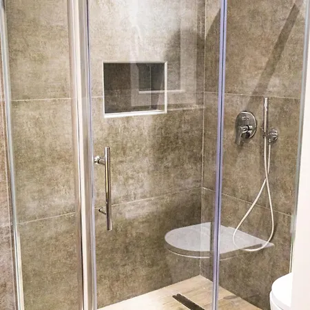 Chic With Balcony & Side Sea Views- 3 Apartmán