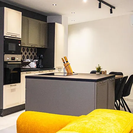 Chic With Balcony & Side Sea Views- 3 Apartmán *