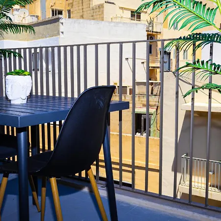 Chic With Balcony & Side Sea Views- 3 דירה סליאמה