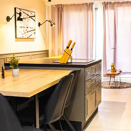 Chic With Balcony & Side Sea Views- 3 דירה *